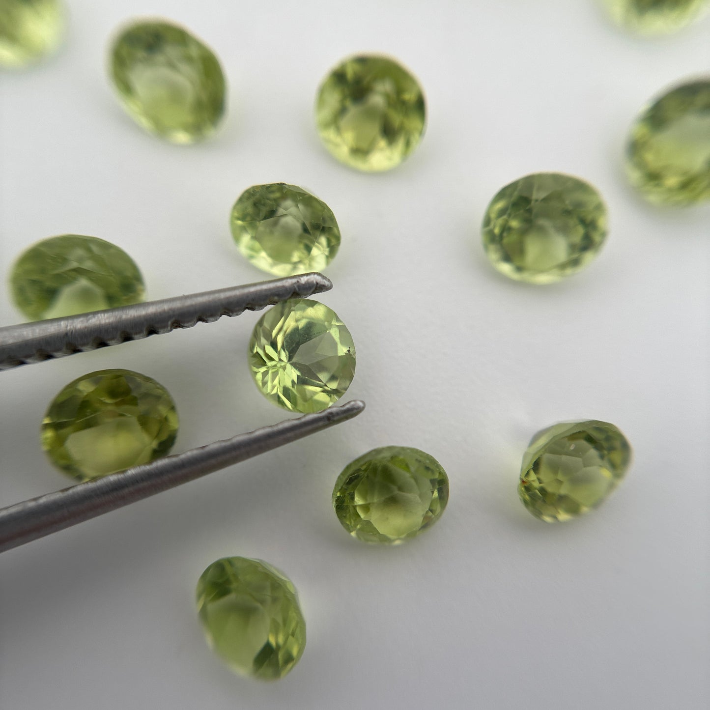 ONE 4mm Peridot Round Cut, Faceted Loose Green Gemstone