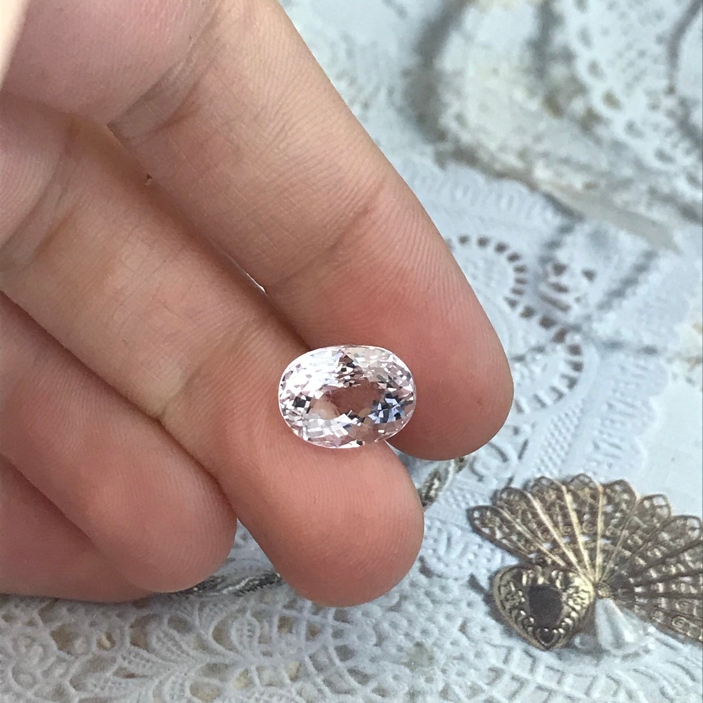 Morganite 4.70 carats 11.5x8.8 mm Oval Cut Natural Light Peach Pink