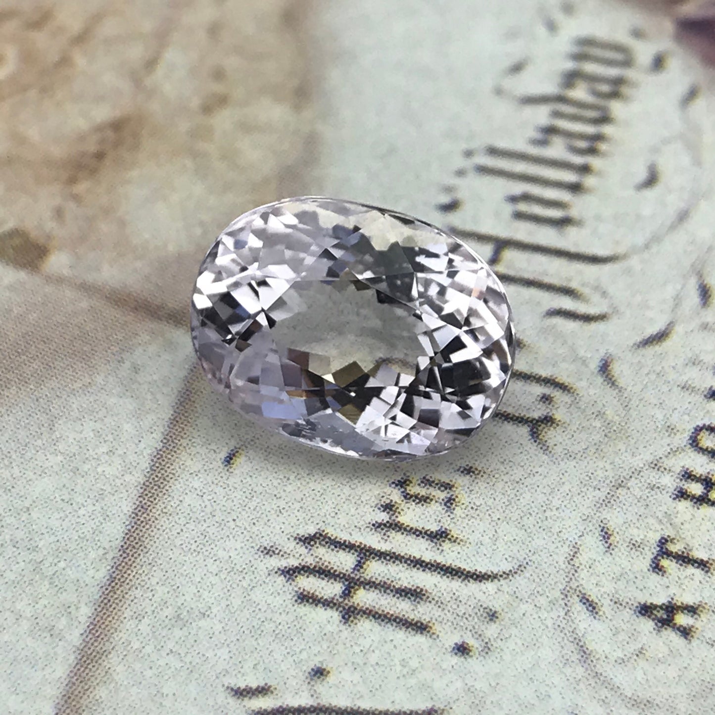 Morganite 4.70 carats 11.5x8.8 mm Oval Cut Natural Light Peach Pink