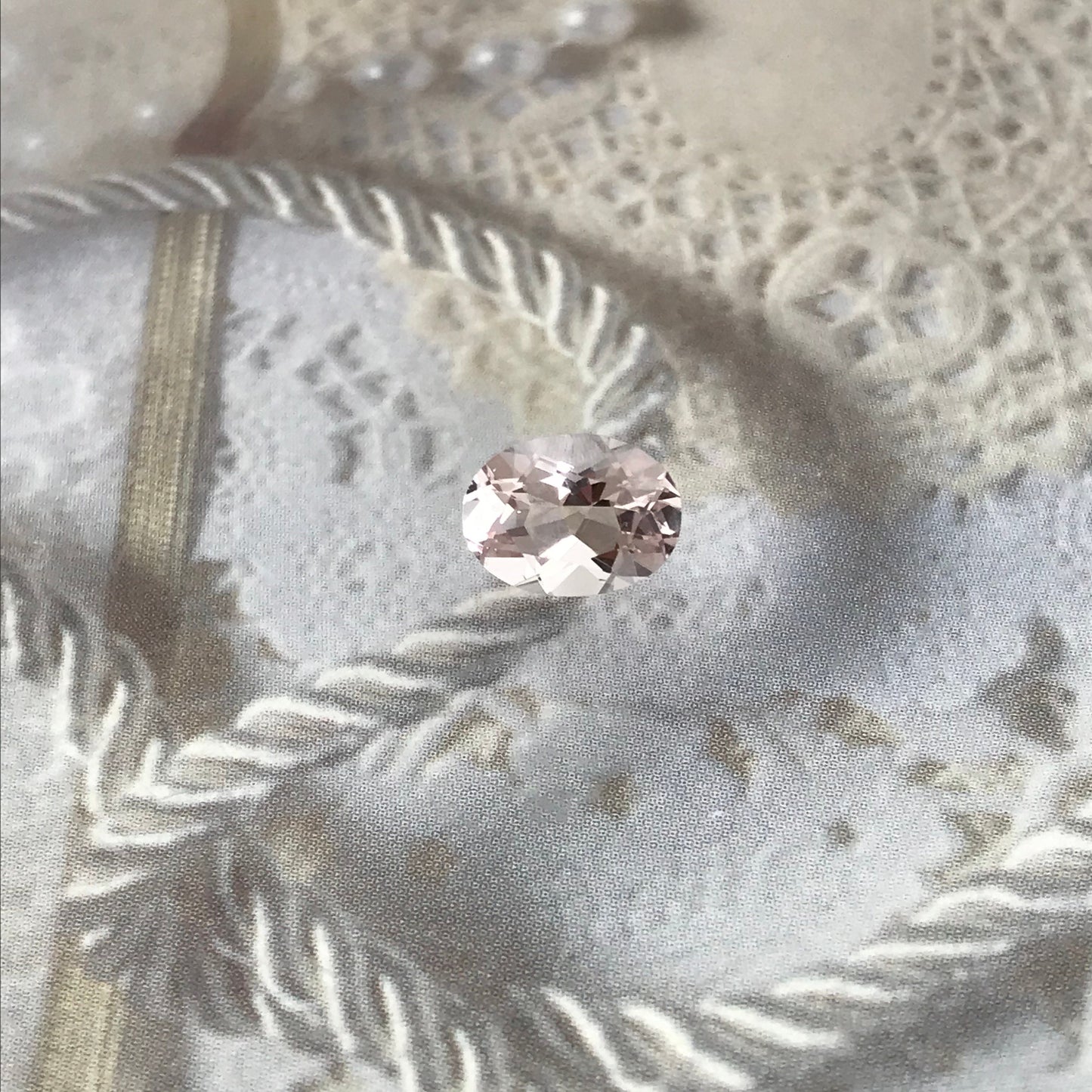Morganite 1.09 carats 8x6 mm Oval Cut Peachy Pink Morganite, Faceted Loose Beryl Gemstone for Jewelry