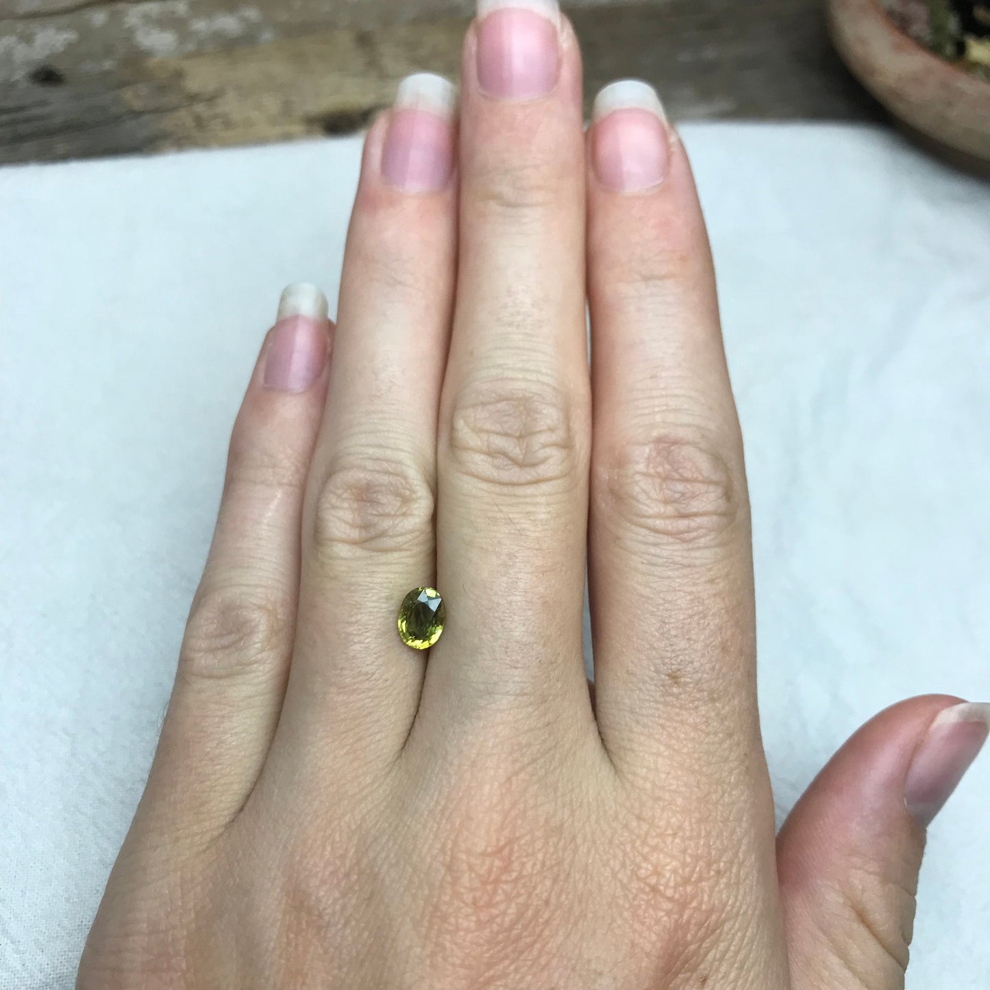 Yellow Green Sapphire 1.07 carat 6.7x5mm Oval Cut, BE Treated, Beryllium Treated Sapphire