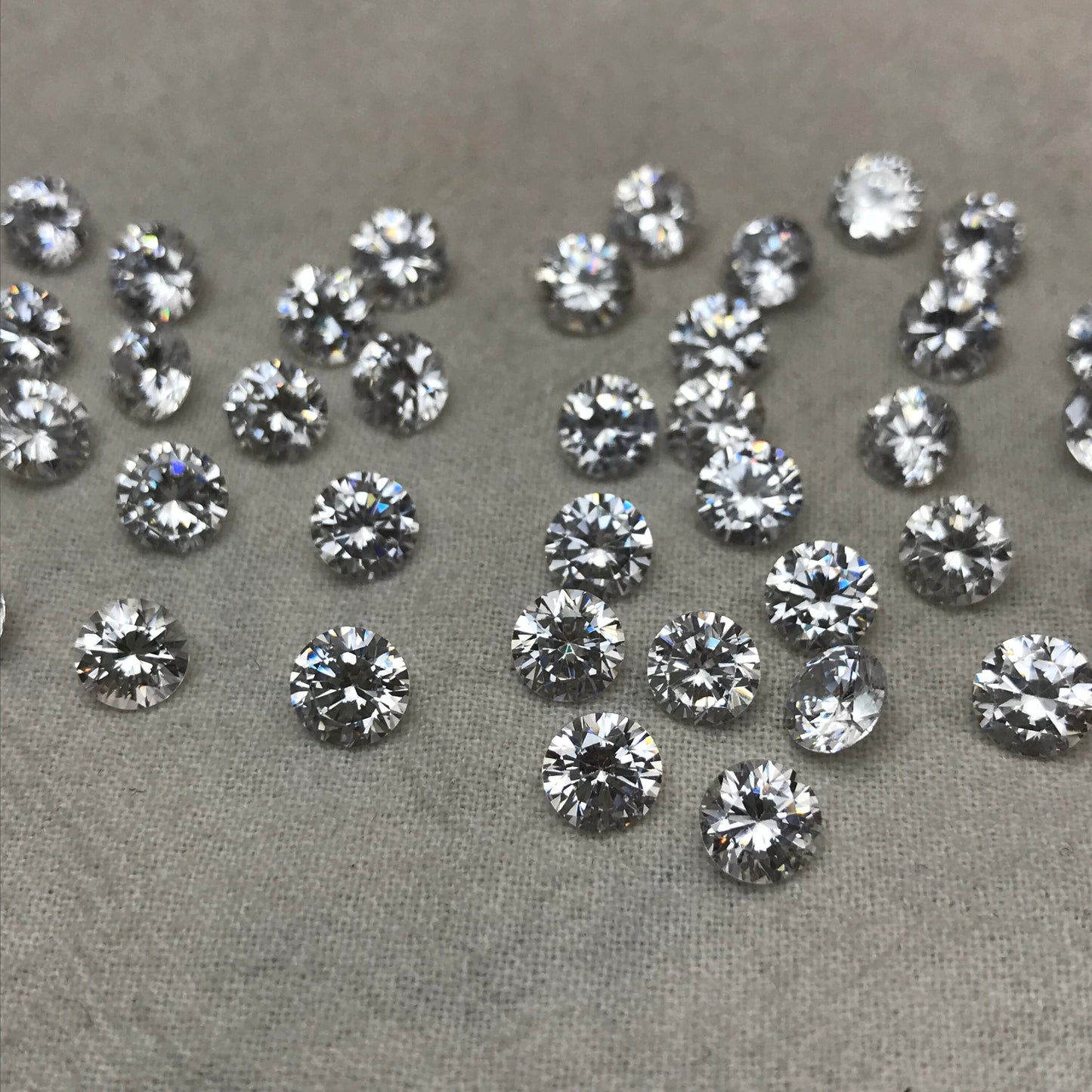 One- 6mm Round Cubic Zirconia 1.08-1.72 carat Clear Colorless CZ, Inexpensive Diamond Simulant, Faceted Loose Gemstone for Jewelry Setting