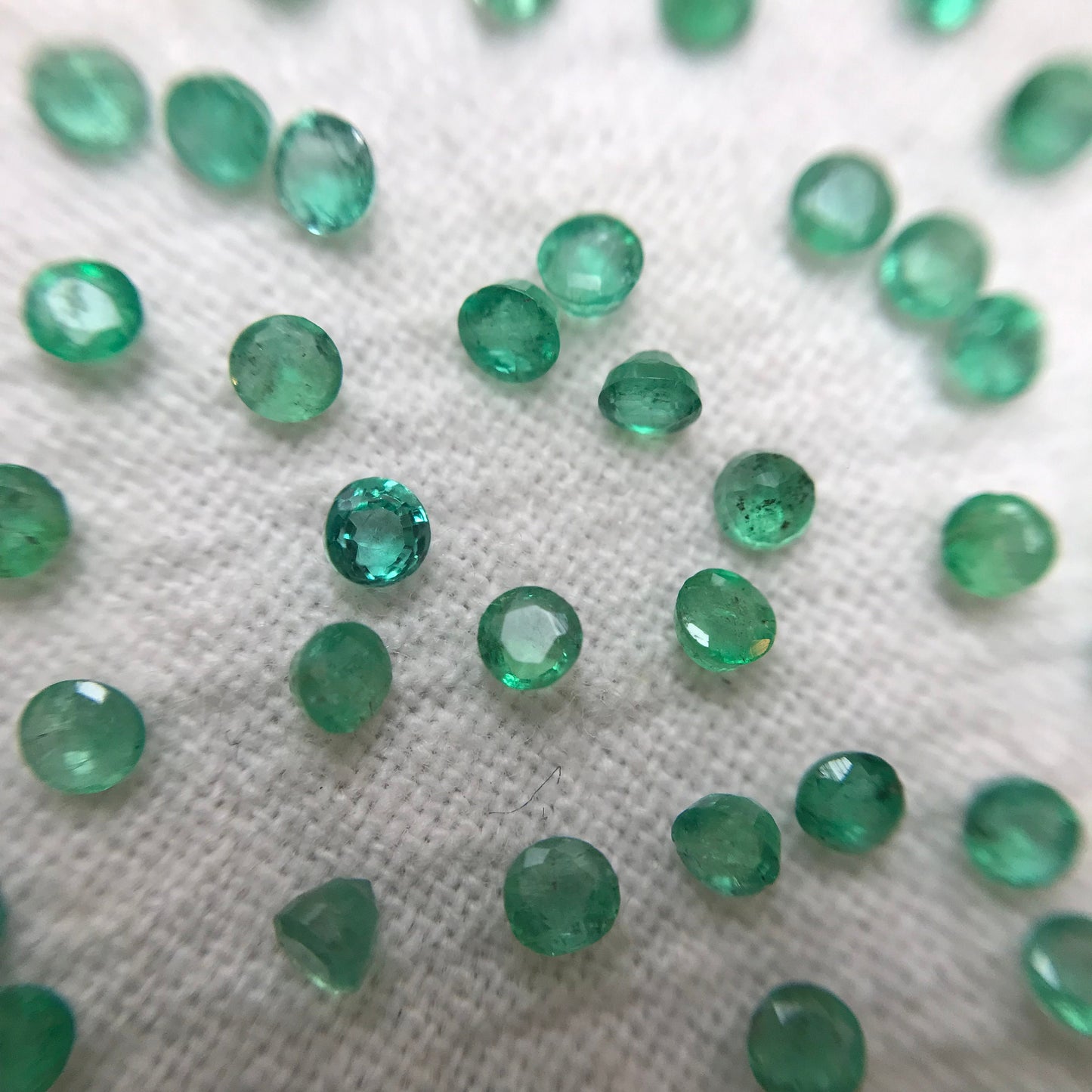 ONE- 2mm Emerald Round Cut, Faceted Loose Gemstone, Natural Green Emerald, Green Beryl