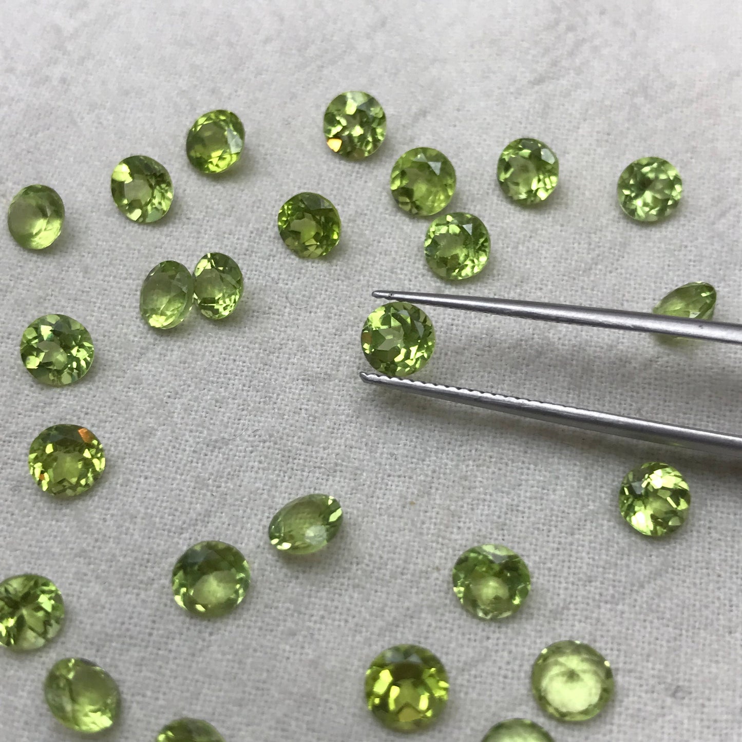 ONE- 5mm Round Peridot, Faceted Loose Unmounted Natural Green Peridot