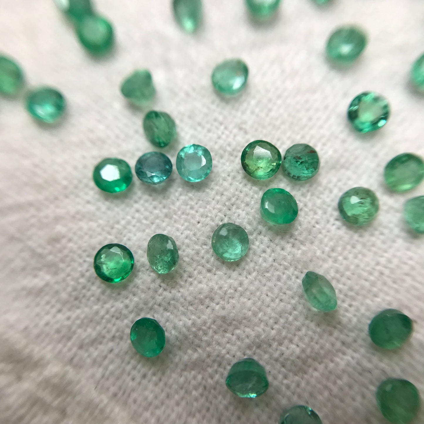 ONE- 2mm Emerald Round Cut, Faceted Loose Gemstone, Natural Green Emerald, Green Beryl