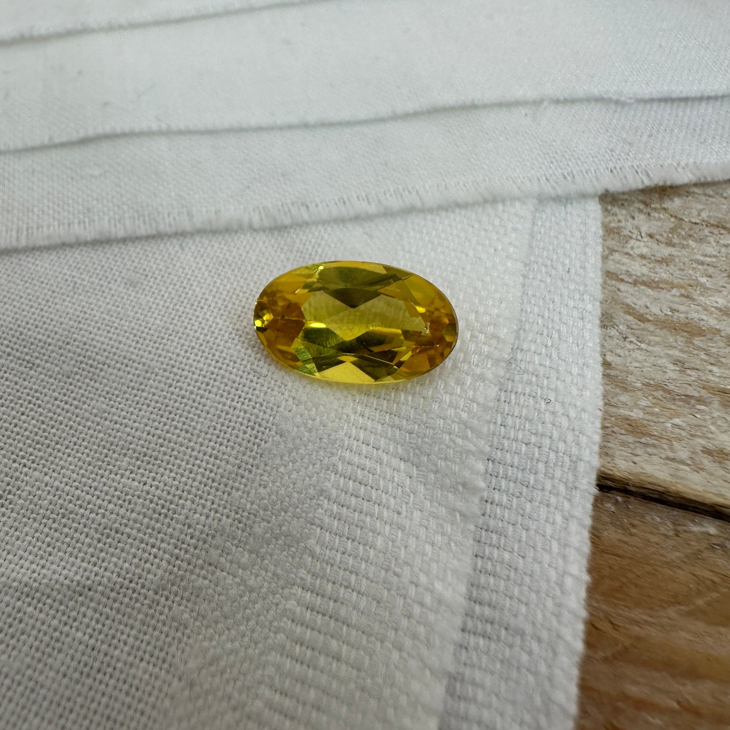 Yellow Lab Sapphire 4.69 Carat 13.5x8.1mm Oval Cut, Unmounted Faceted Loose Gemstones Synthetic Corundum