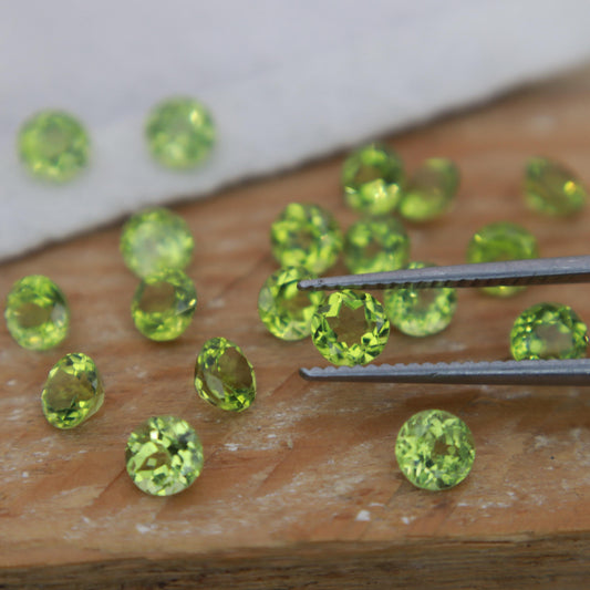 One 4.5mm Round Peridot, Faceted Loose Green Peridot