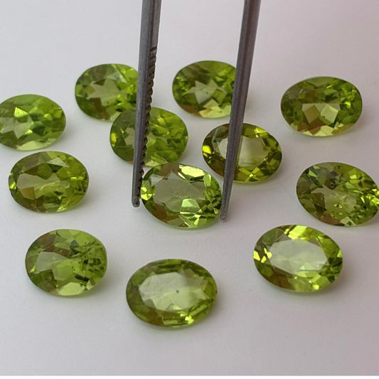ONE 8x6mm Green Peridot Oval Cut, Faceted Loose Gemstone