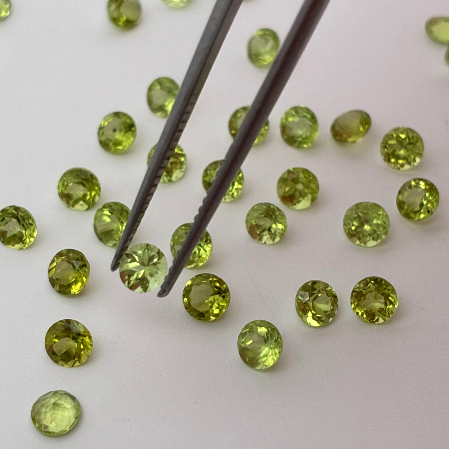 ONE 4mm Peridot Round Cut, Faceted Loose Green Gemstone