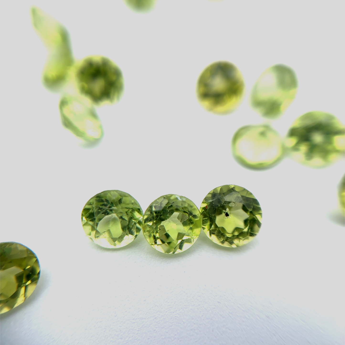 ONE 4mm Peridot Round Cut, Faceted Loose Green Gemstone