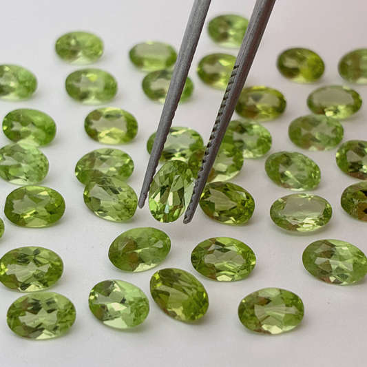 ONE 6x4mm Green Peridot Oval Cut