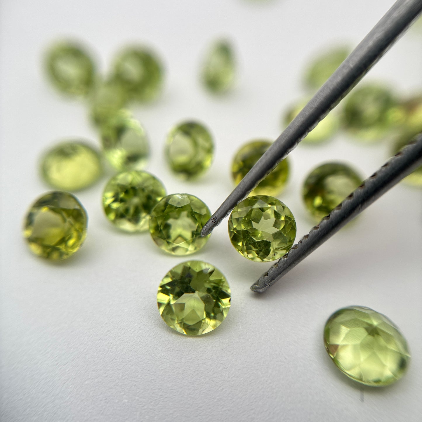 ONE 4mm Peridot Round Cut, Faceted Loose Green Gemstone