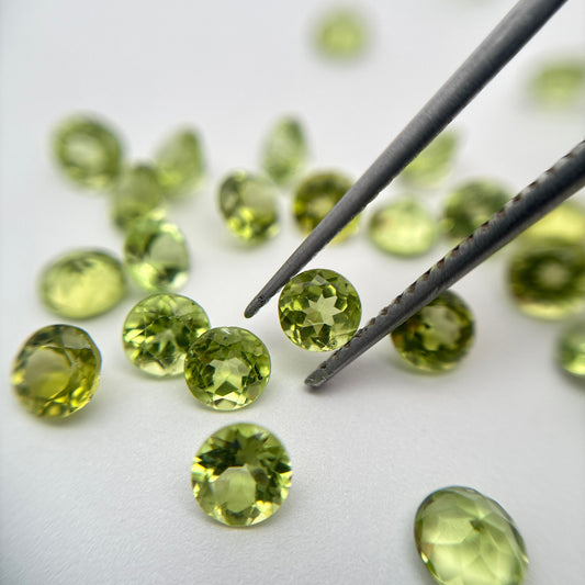 ONE 4mm Peridot Round Cut, Faceted Loose Green Gemstone