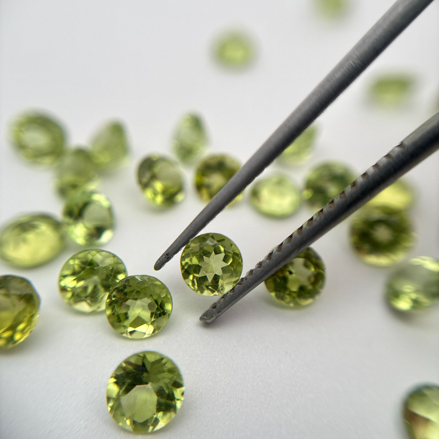 ONE 4mm Peridot Round Cut, Faceted Loose Green Gemstone