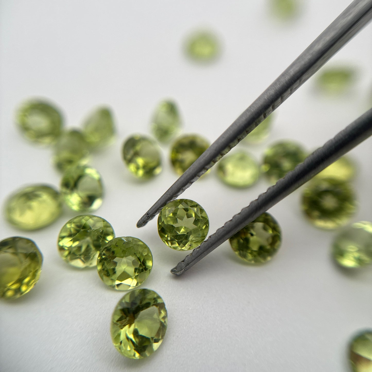 ONE 4mm Peridot Round Cut, Faceted Loose Green Gemstone