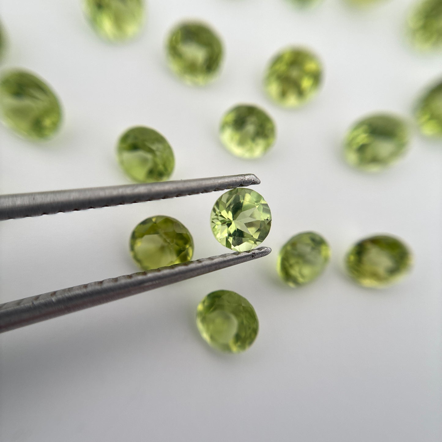 ONE 4mm Peridot Round Cut, Faceted Loose Green Gemstone