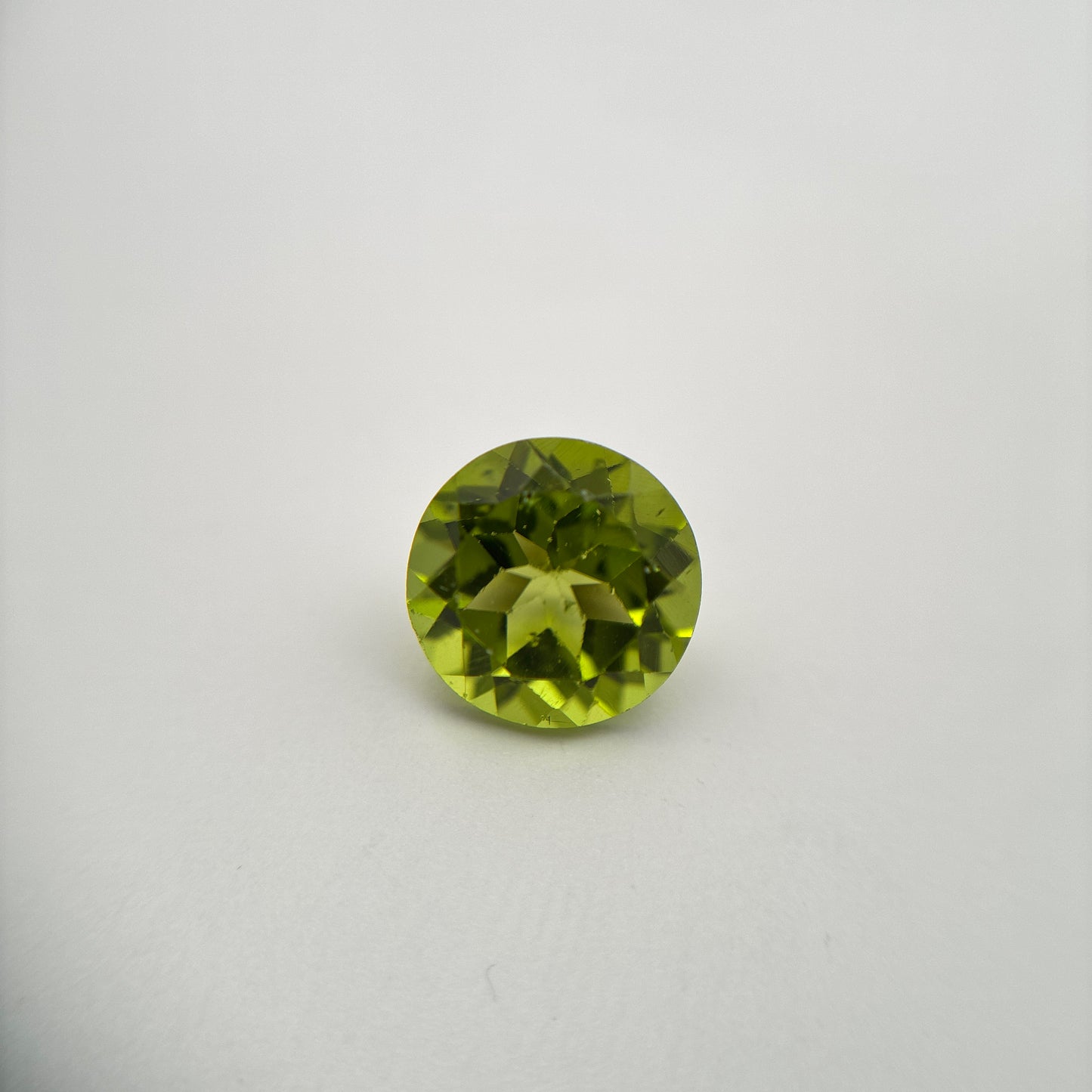 8mm Green Peridot 2 carat Round Cut