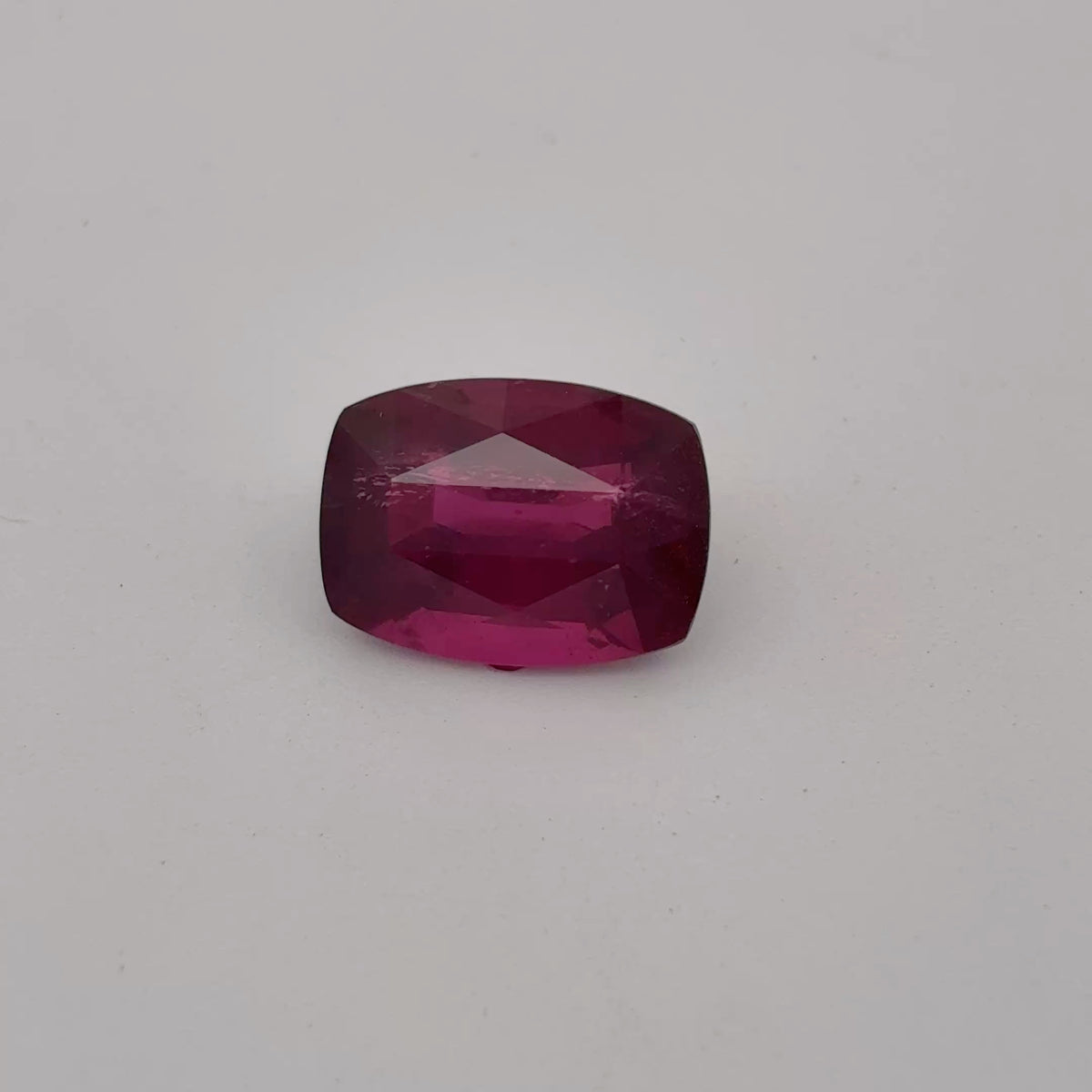 5 carat Pinkish Purple Rhodolite Garnet, 11.4x8.3mm Cushion cut