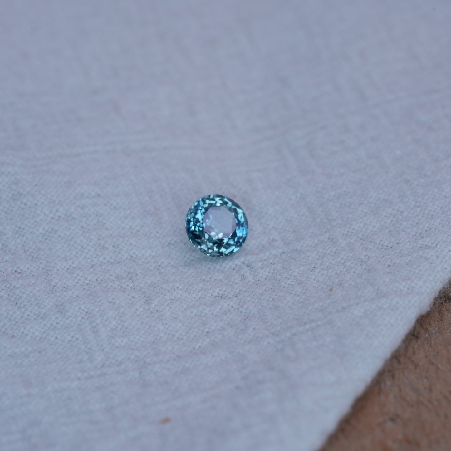 0.88 carat Sapphire 5.5mm Round Cut, Blue Green