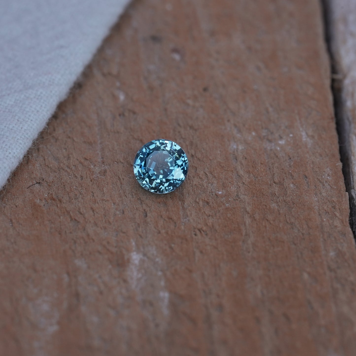 0.88 carat Sapphire 5.5mm Round Cut, Blue Green