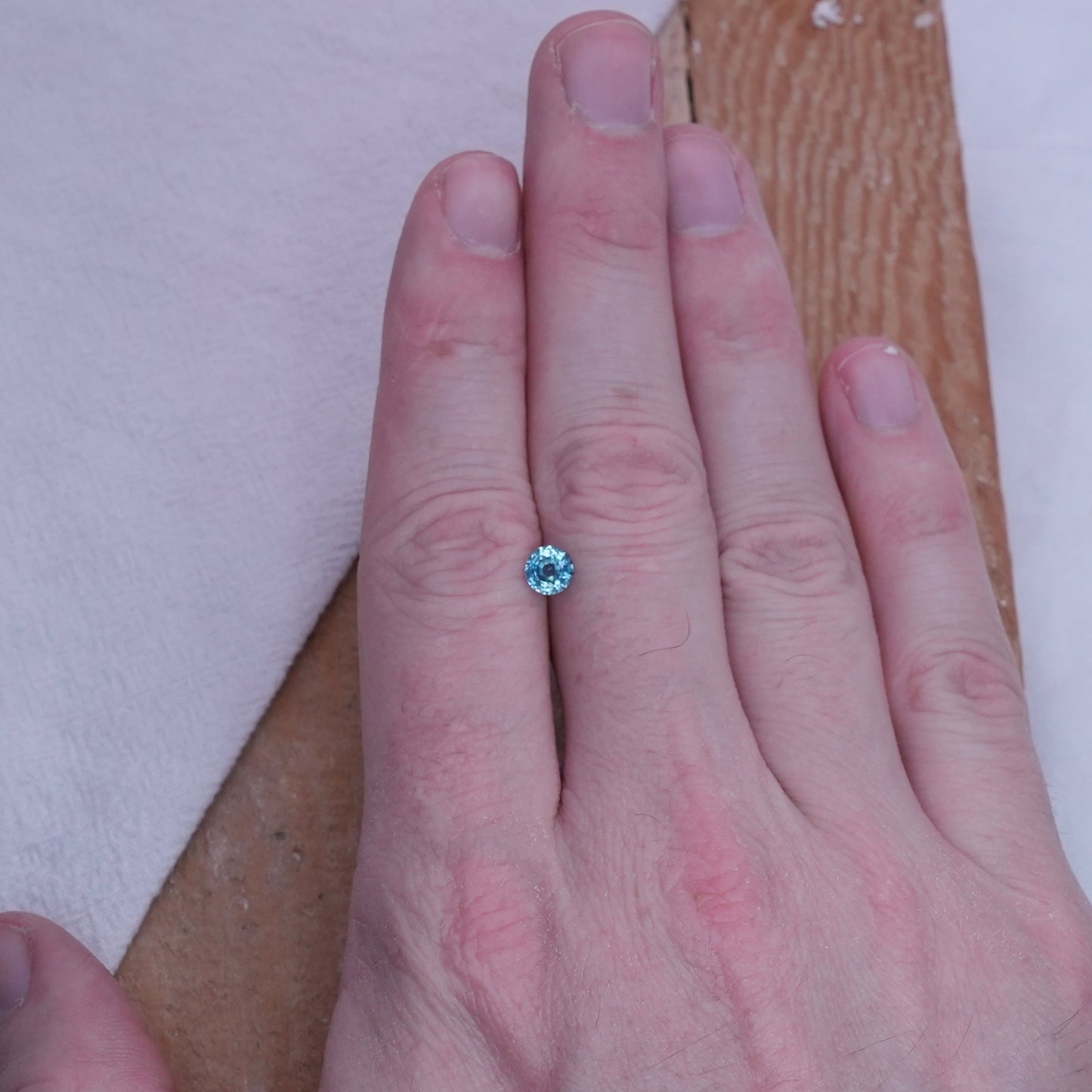 0.88 carat Sapphire 5.5mm Round Cut, Blue Green