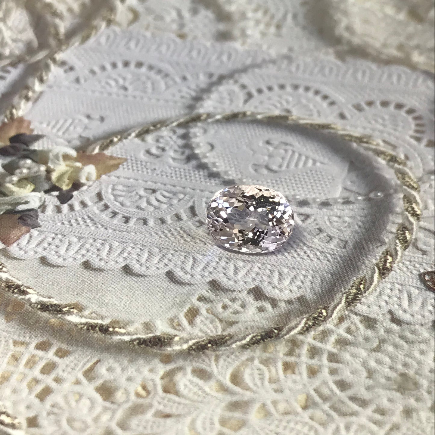 Morganite 4.70 carats 11.5x8.8 mm Oval Cut Natural Light Peach Pink