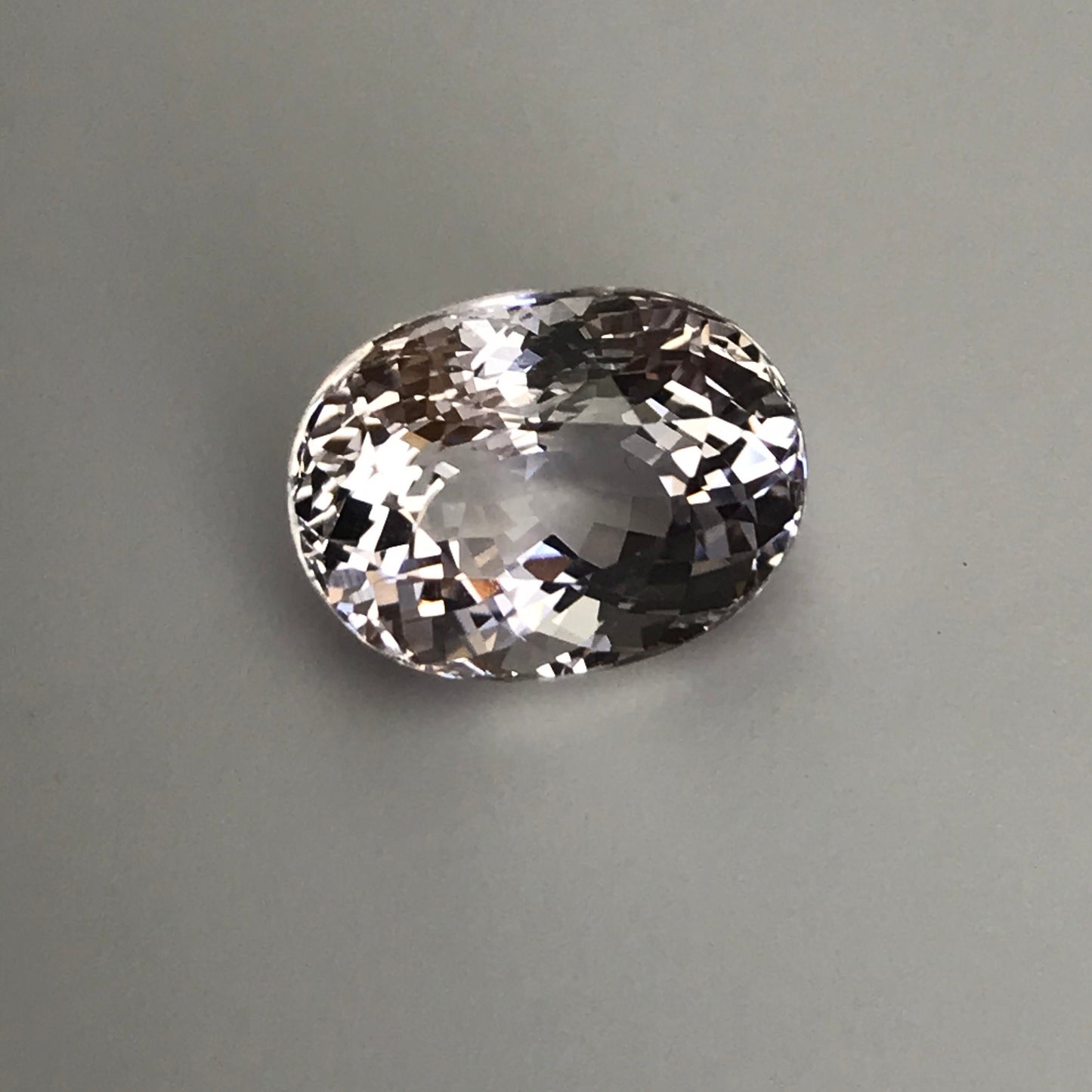 Morganite 4.70 carats 11.5x8.8 mm Oval Cut Natural Light Peach Pink