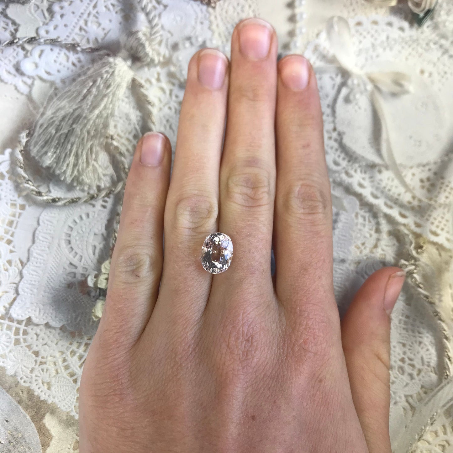 Morganite 4.70 carats 11.5x8.8 mm Oval Cut Natural Light Peach Pink