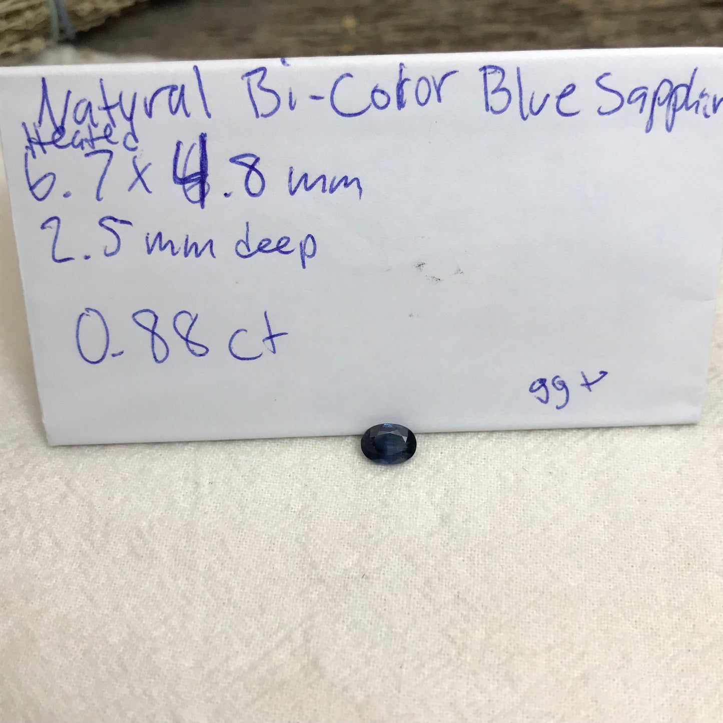 Natural Blue Sapphire 0.88 carat 6.7x4.8mm Oval Cut, Heat Treated, Unmounted Faceted Loose Gemstone for Jewelry Setting
