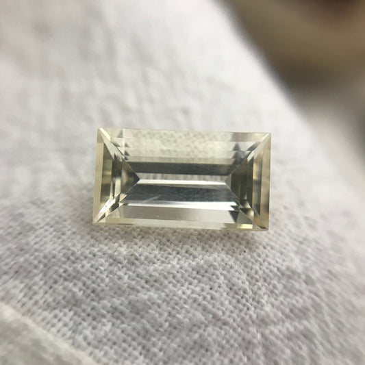 3.26 carat Yellow Scapolite, 11.7x6.7mm Baguette cut, Cut loose Gemstone Faceted Gem Natural Gems