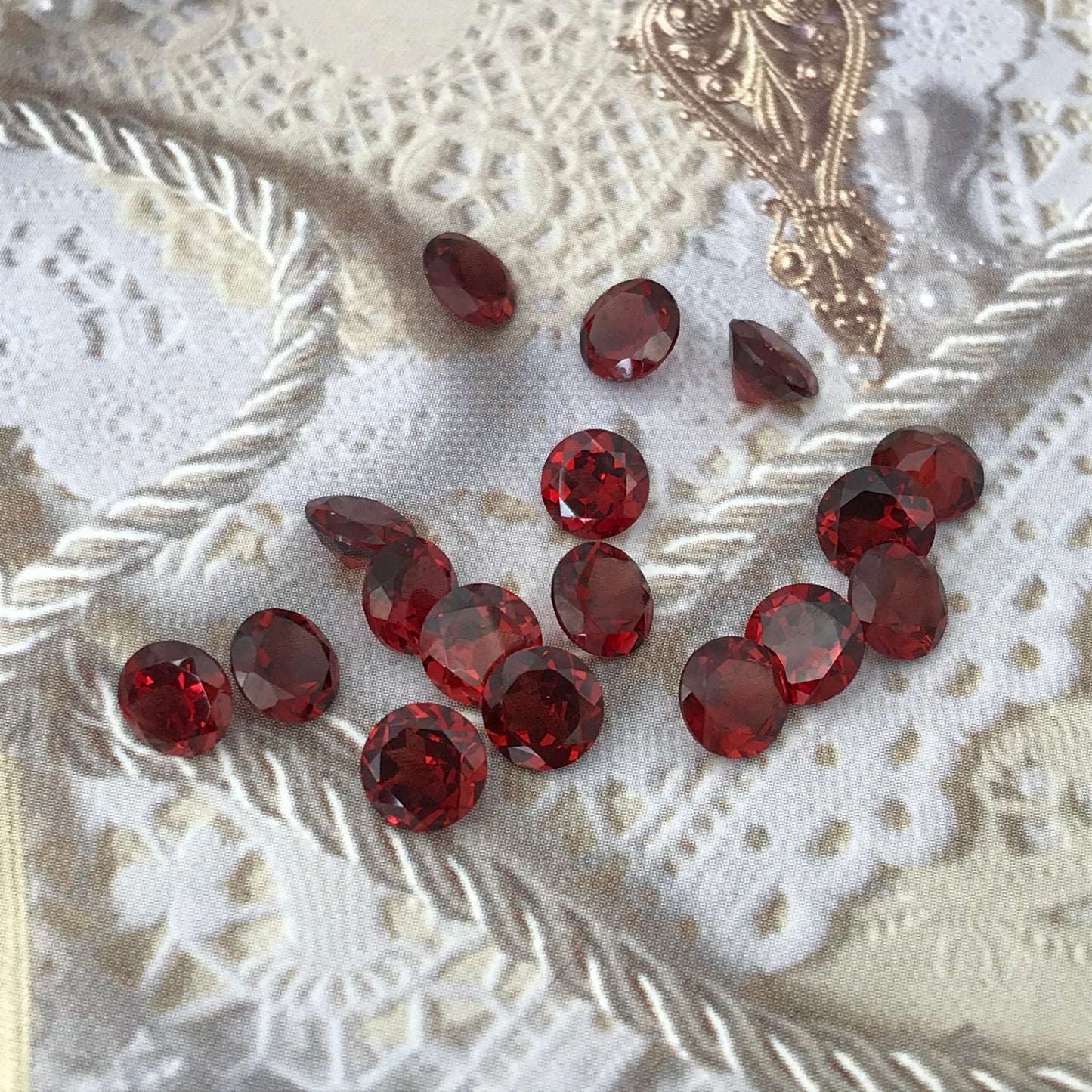 One 6mm Round Garnet Faceted Loose Stone, Unmounted Gemstone Red Flowing Gems Approx 0.80 to 1 ct Garnet