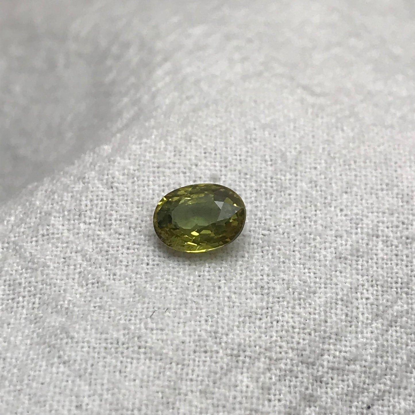 Yellow Green Sapphire 1.07 carat 6.7x5mm Oval Cut, BE Treated, Beryllium Treated Sapphire