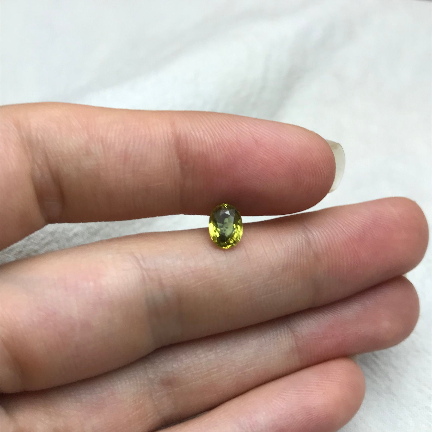 Yellow Green Sapphire 1.07 carat 6.7x5mm Oval Cut, BE Treated, Beryllium Treated Sapphire