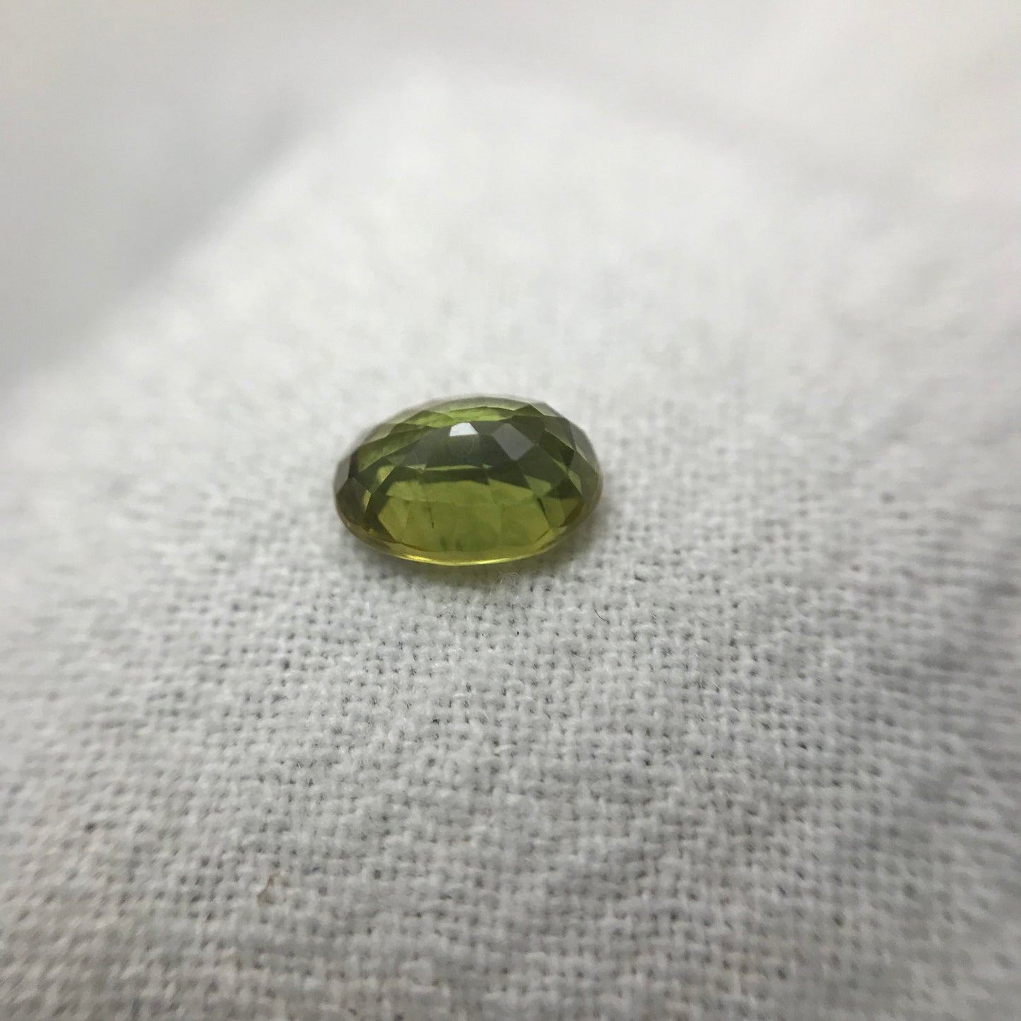 Yellow Green Sapphire 1.07 carat 6.7x5mm Oval Cut, BE Treated, Beryllium Treated Sapphire