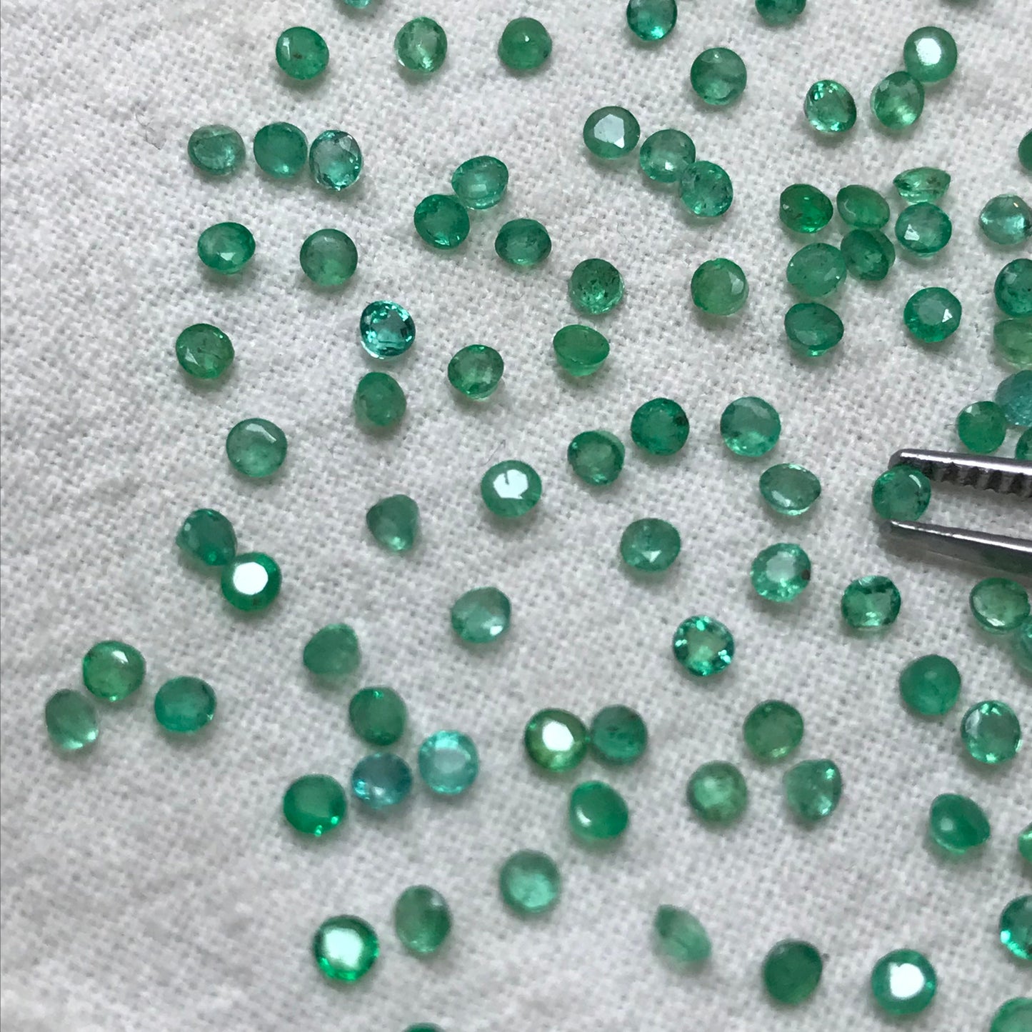 ONE- 2mm Emerald Round Cut, Faceted Loose Gemstone, Natural Green Emerald, Green Beryl