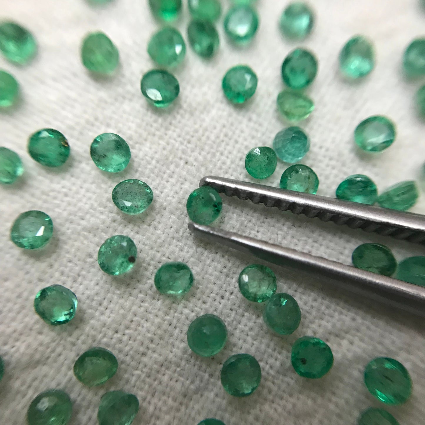 ONE- 2mm Emerald Round Cut, Faceted Loose Gemstone, Natural Green Emerald, Green Beryl