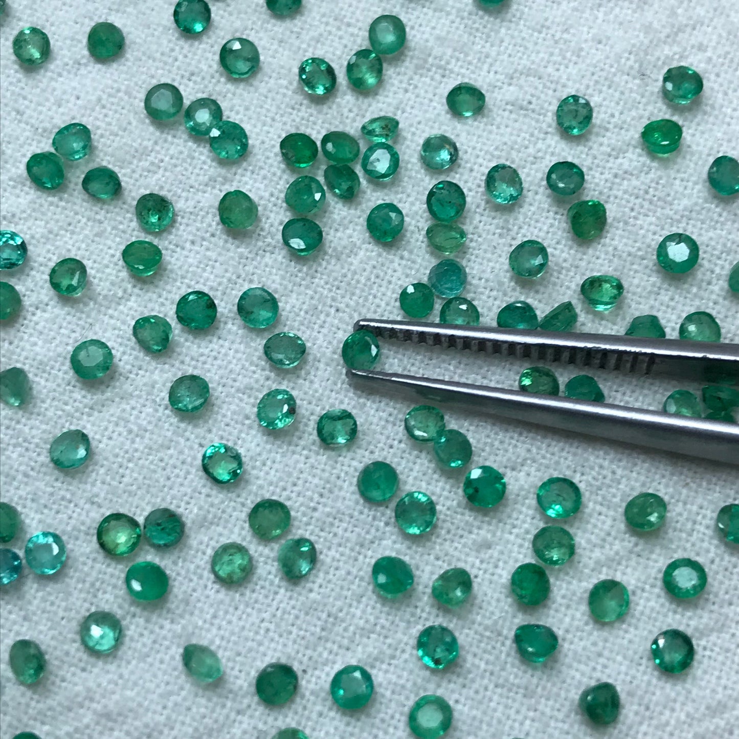 ONE- 2mm Emerald Round Cut, Faceted Loose Gemstone, Natural Green Emerald, Green Beryl