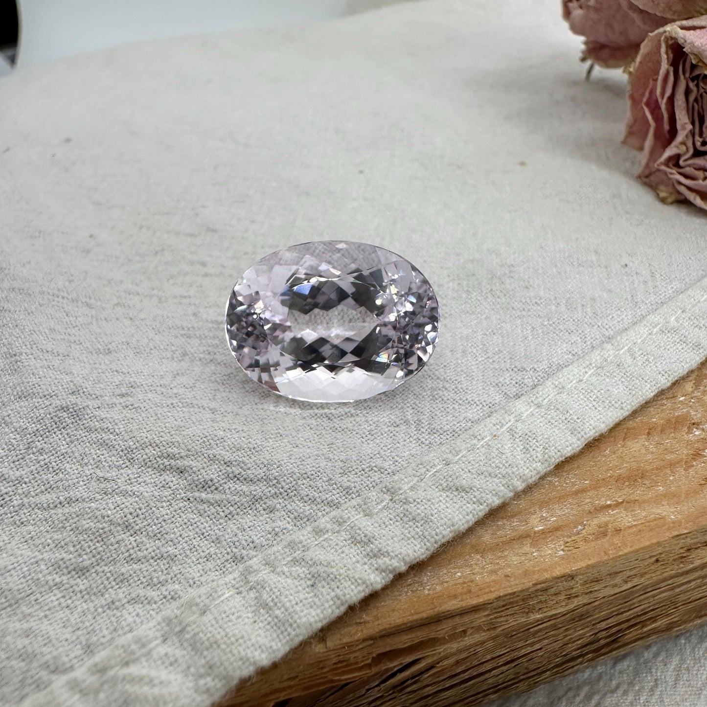 22.75 Carat Light Purple Kunzite 20x15mm Oval Cut, Faceted Loose Spodumene