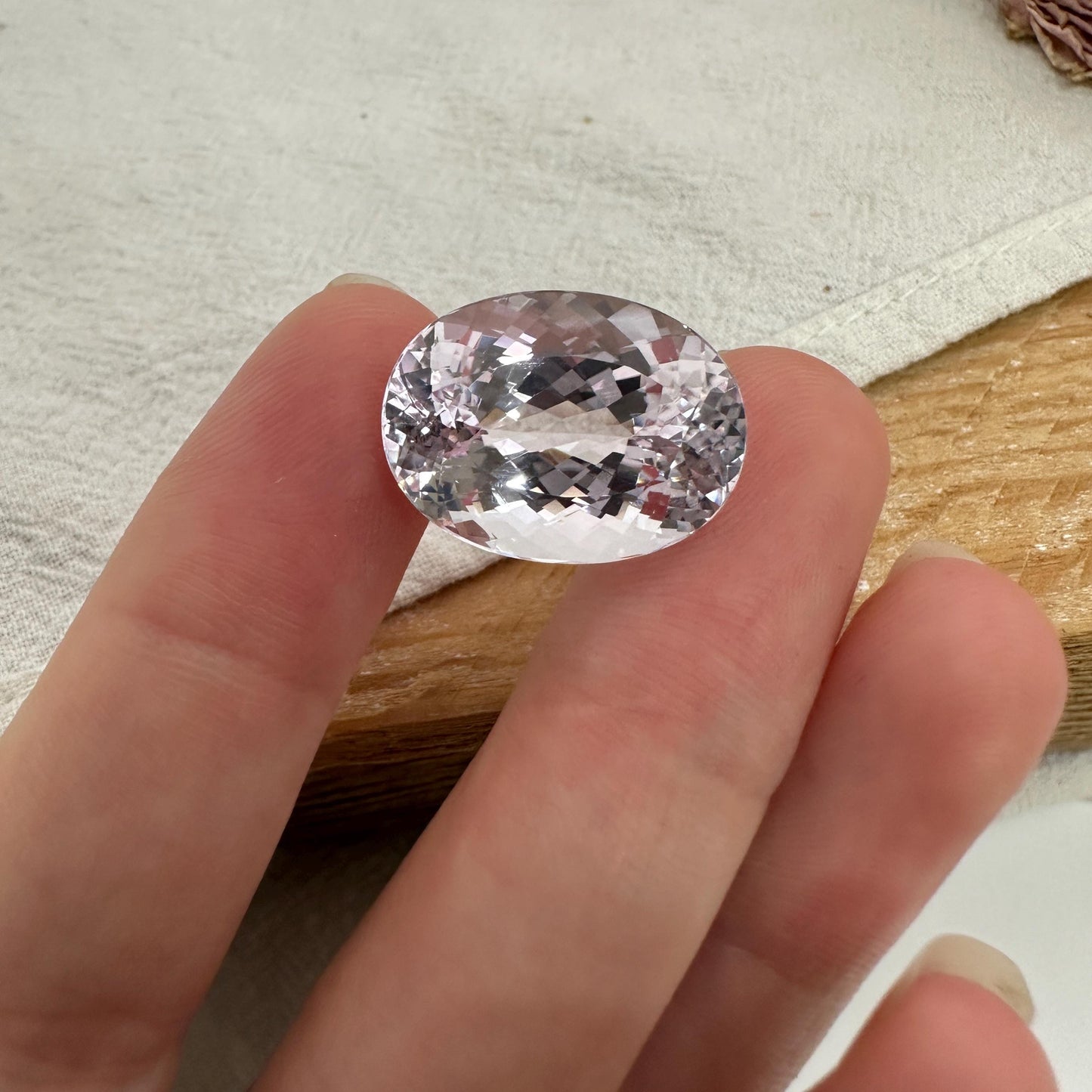 22.75 Carat Light Purple Kunzite 20x15mm Oval Cut, Faceted Loose Spodumene
