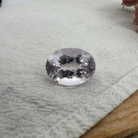 22.75 Carat Light Purple Kunzite 20x15mm Oval Cut, Faceted Loose Spodumene
