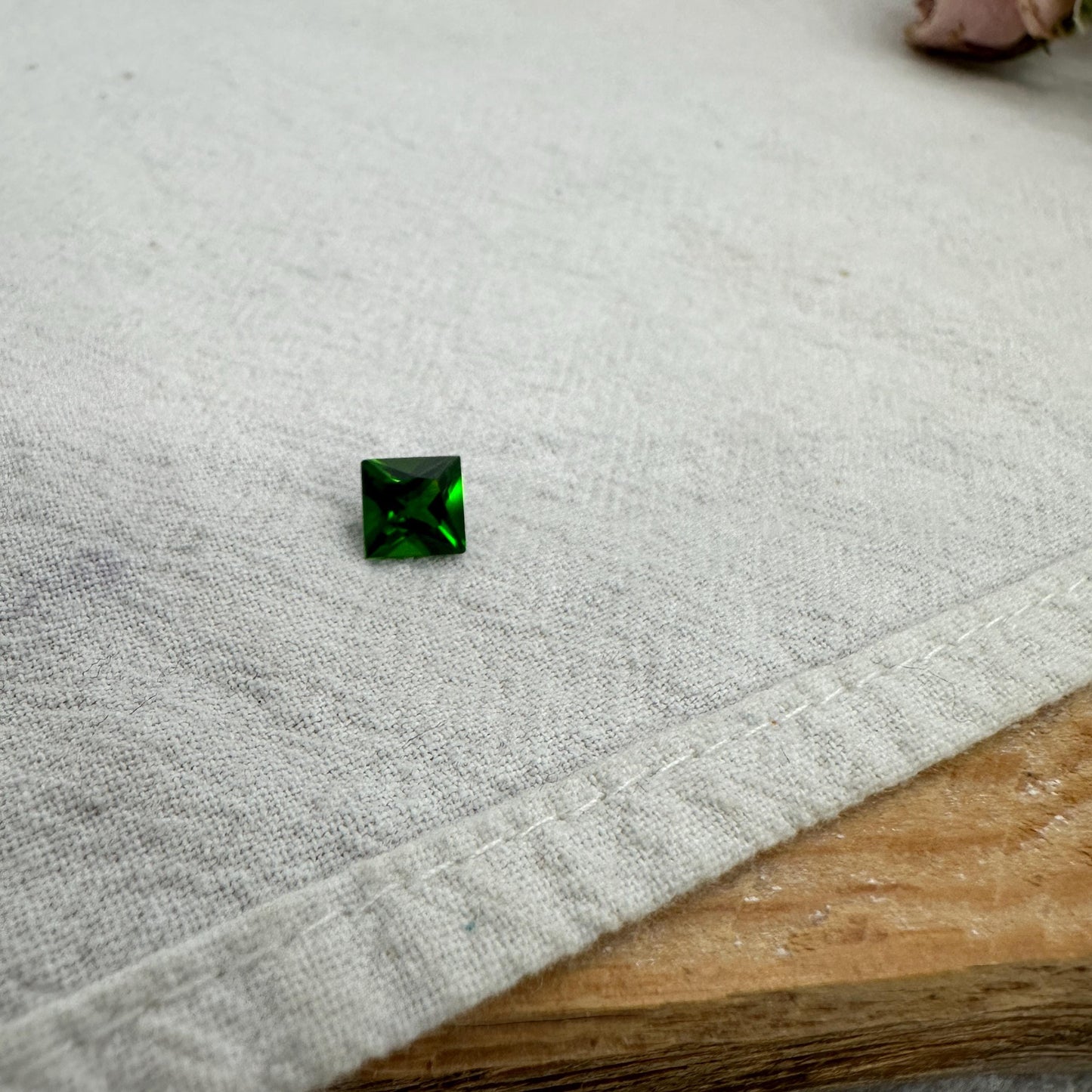 6mm Green Chrome Diopside 1 Carat Square Cut, Faceted Loose Gemstone