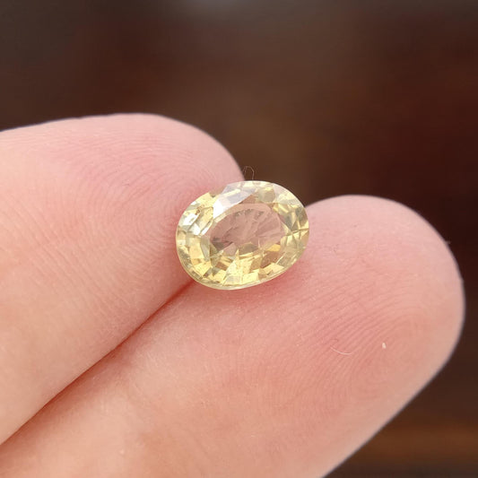 Yellow Green Sapphire 2.14 carat 8.4x6.5mm Oval Cut, Heated